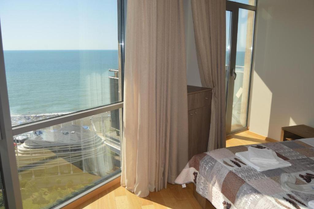 Luxury Apartments Батуми Екстериор снимка