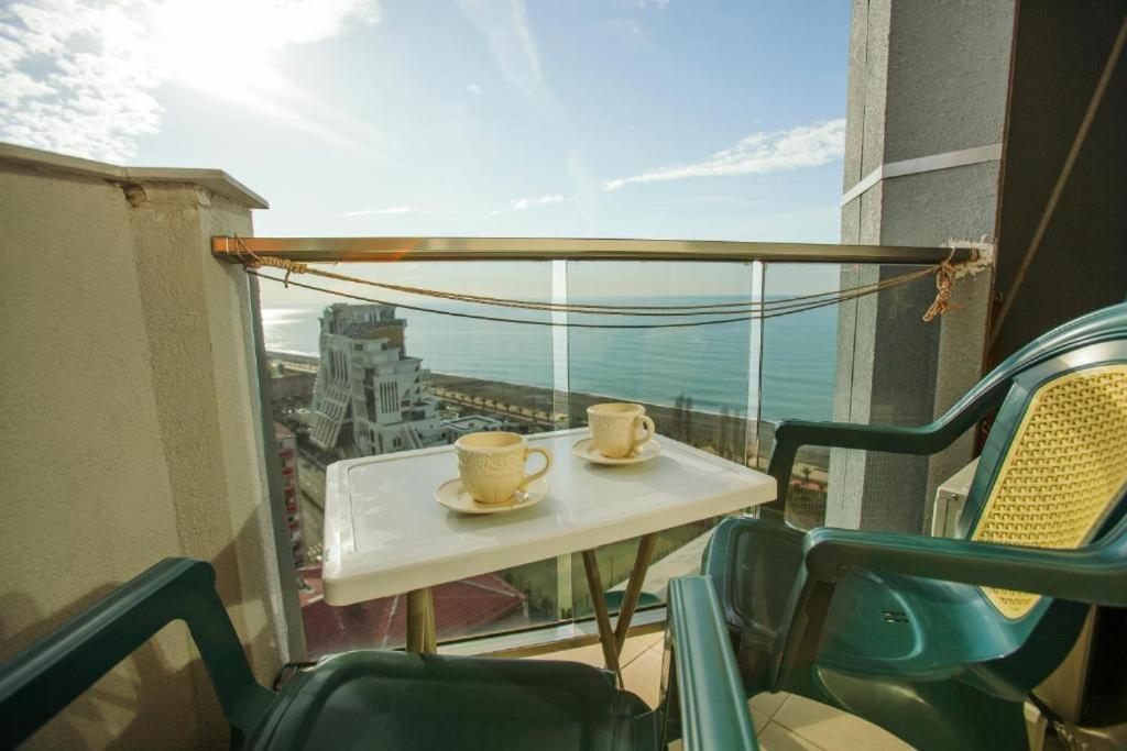 Luxury Apartments Батуми Екстериор снимка