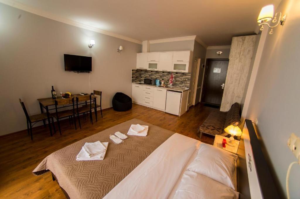 Luxury Apartments Батуми Екстериор снимка