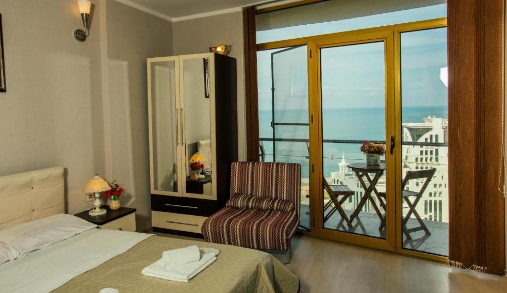 Luxury Apartments Батуми Екстериор снимка