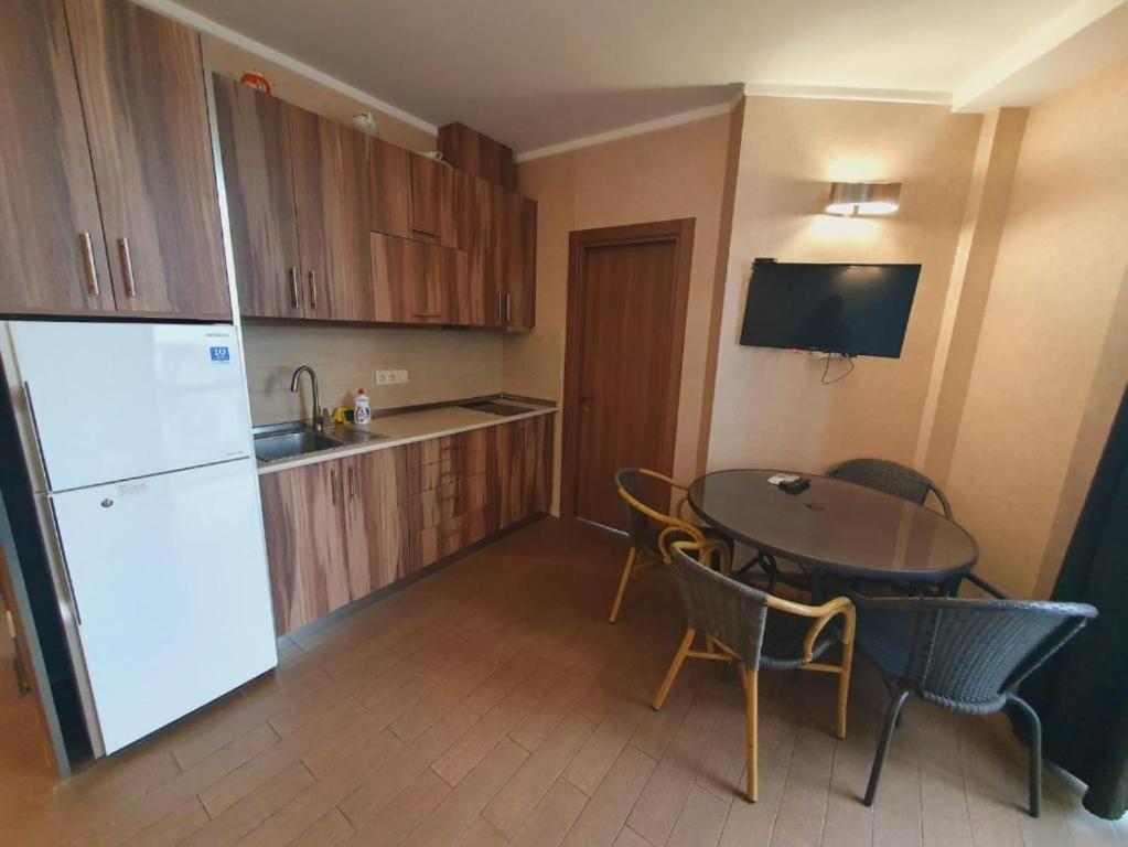 Luxury Apartments Батуми Екстериор снимка
